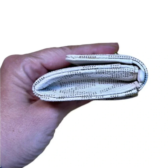 EUC MICHAEL KORS COMPACT WALLET - Picture 10 of 16